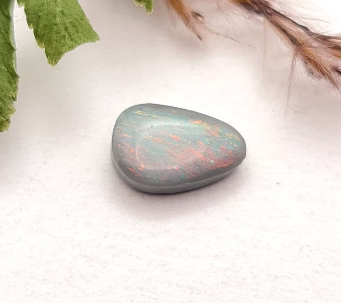 Echter australischer Opal aus Lightning Ridge multicolor auf grau 9,3x6,2mm 1,15ct (Nr.686)