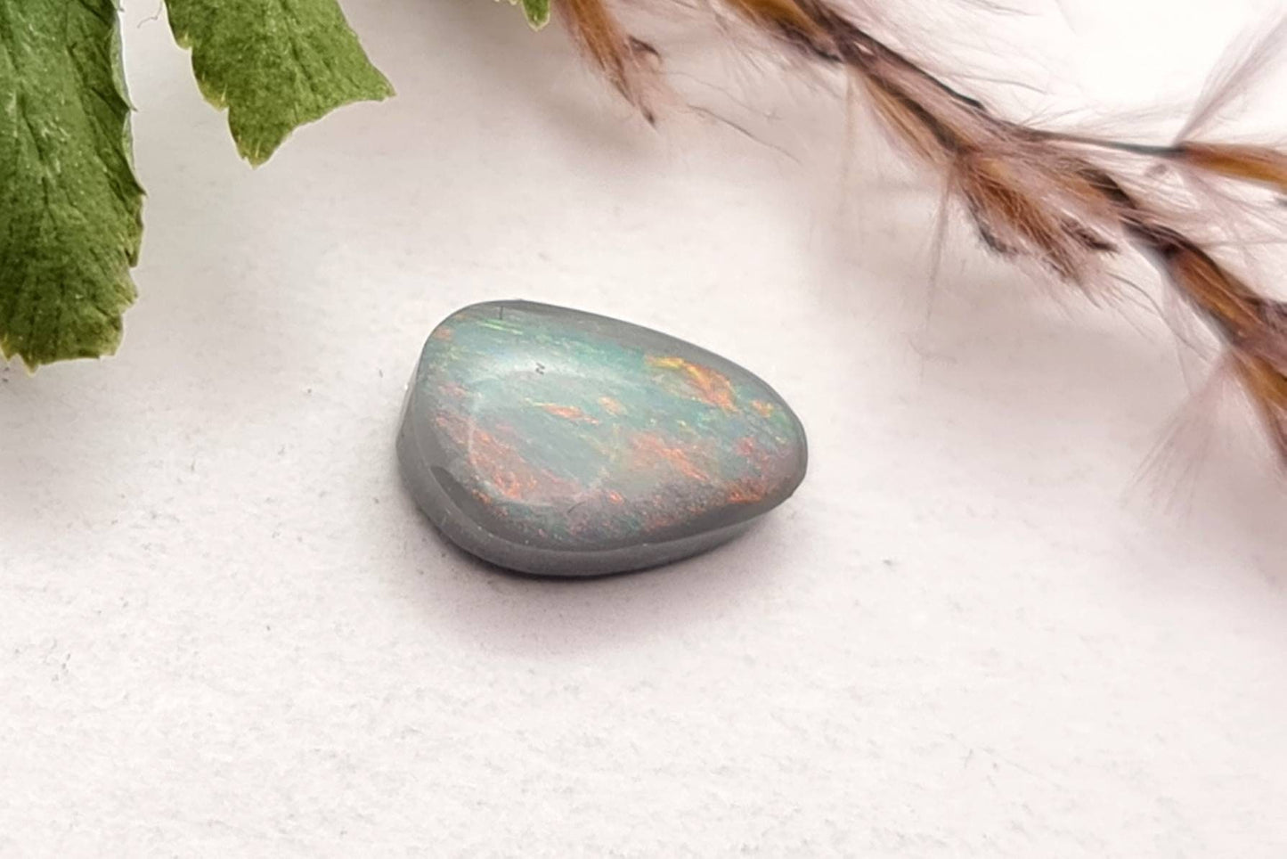 Echter australischer Opal aus Lightning Ridge multicolor auf grau 9,3x6,2mm 1,15ct (Nr.686)