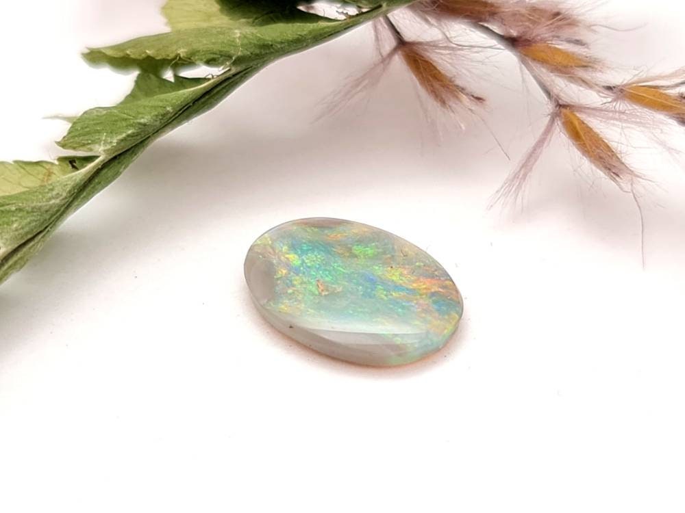 Echter australischer Opal aus Lightning Ridge, multicolor Cabochon 10,1x7,6mm 0,84ct (Nr.688)