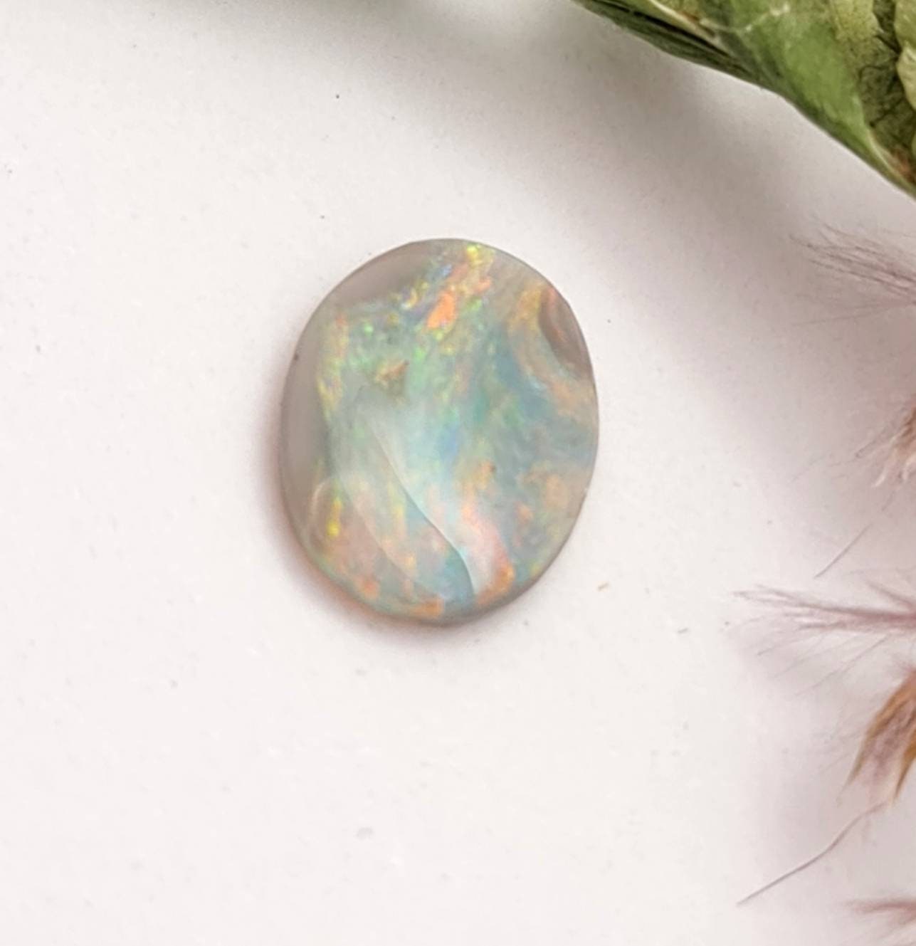 Echter australischer Opal aus Lightning Ridge, multicolor Cabochon 10,1x7,6mm 0,84ct (Nr.688)