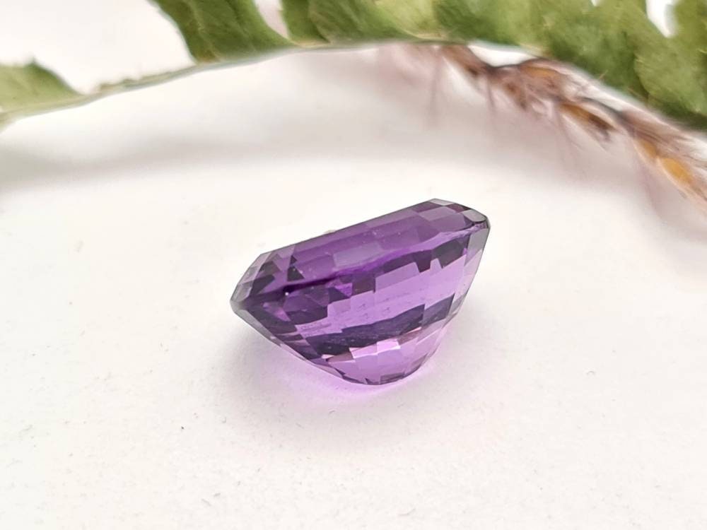 Echter violetter Amethyst, oval facettiert 15x12mm 8,76ct (Nr.692)