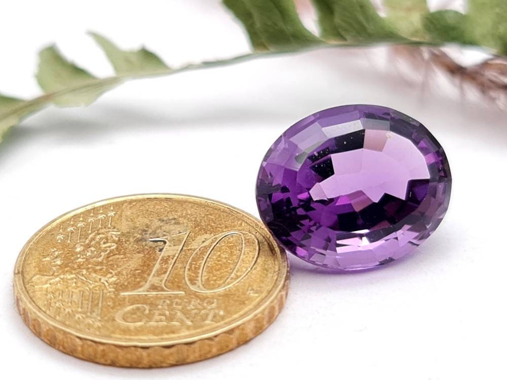 Echter violetter Amethyst, oval facettiert 15x12mm 8,76ct (Nr.692)