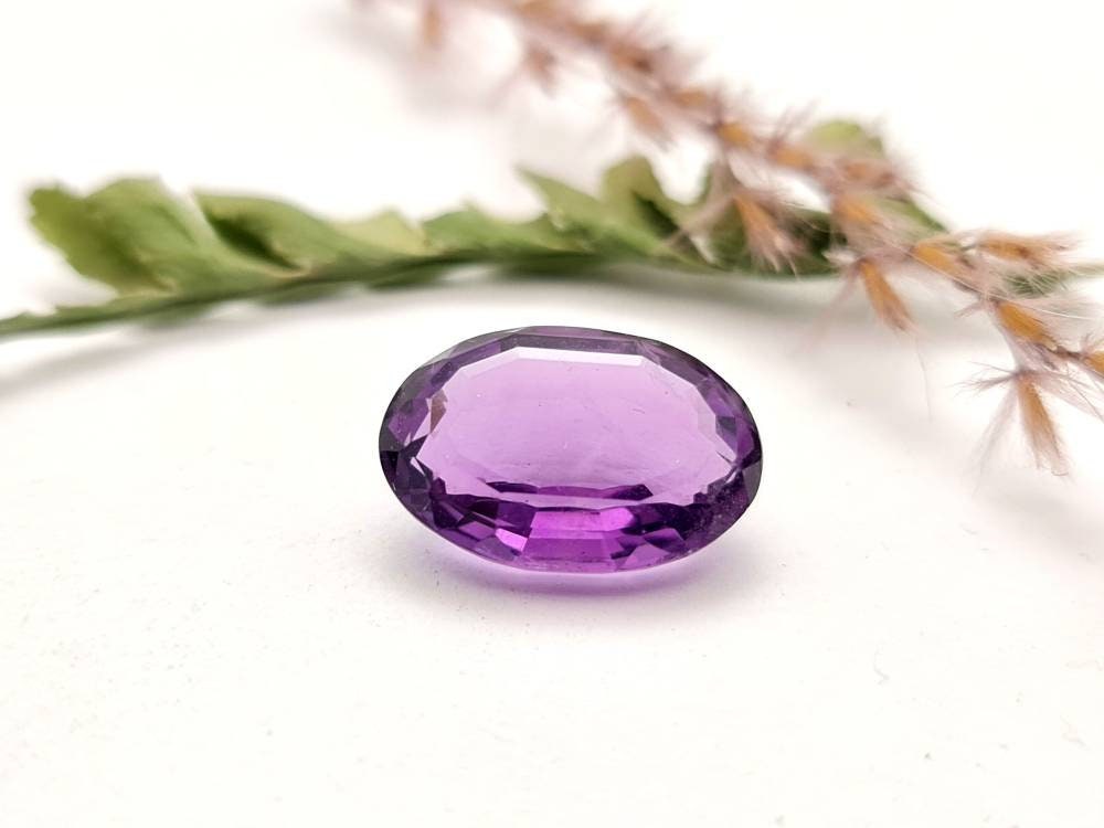 Echter ovaler Amethyst facettiert lila violett 15,7x11,1 mm 7,69ct (Nr.730)