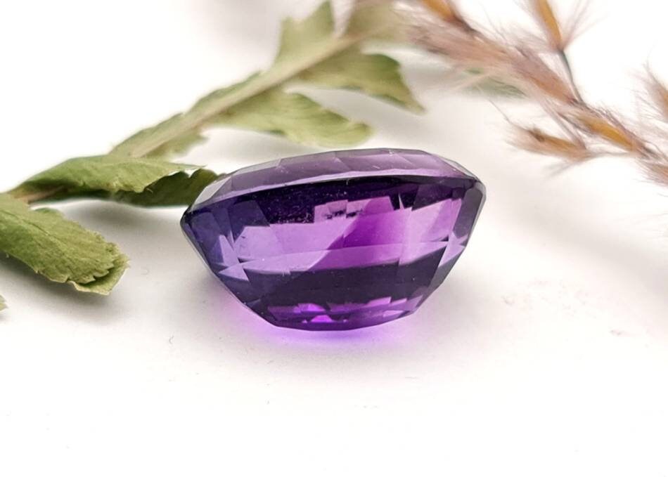 Echter facettierter Amethyst oval, violett lila 16,1x11,7mm 10,6ct (Nr.871)