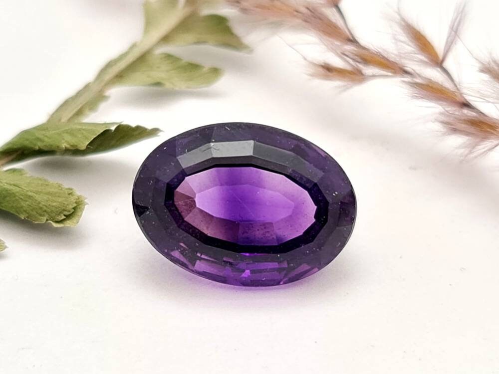Echter facettierter Amethyst oval, violett lila 16,1x11,7mm 10,6ct (Nr.871)
