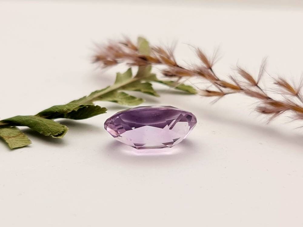 Echter facettierter Amethyst oval, violett lila 16,2x11,2mm 7,78ct (Nr.872)