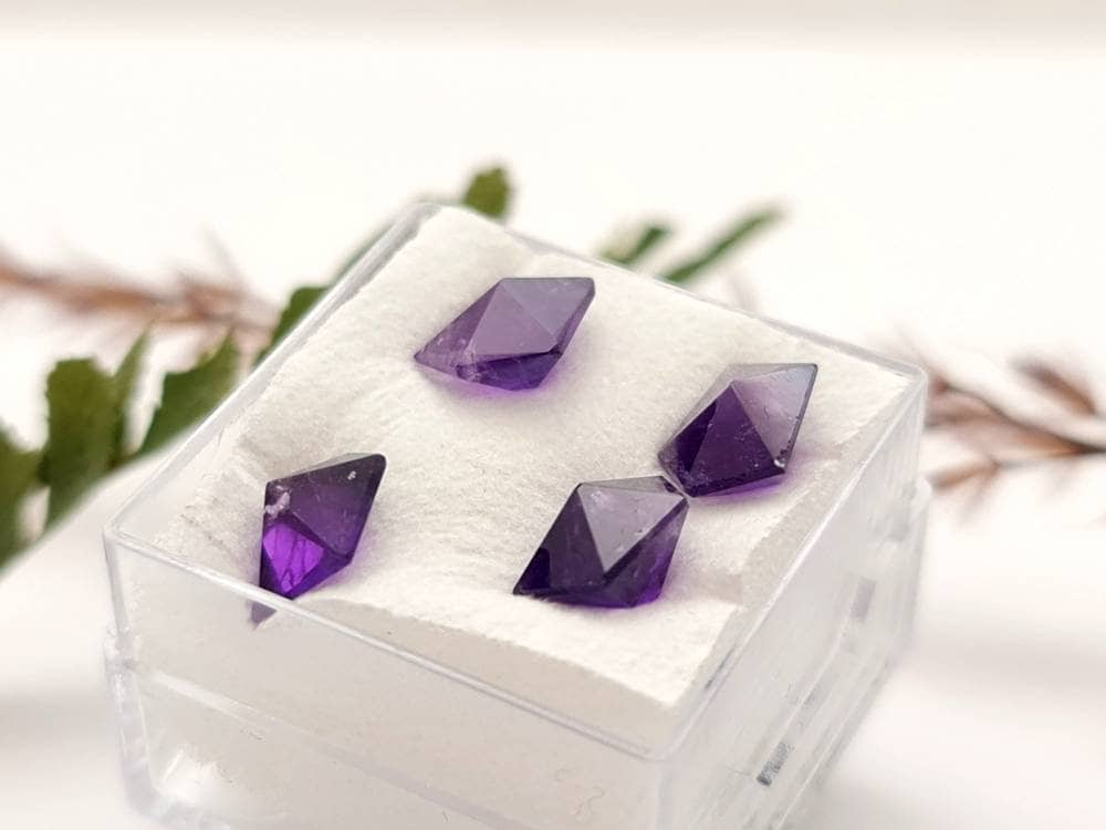 Echte facettierte Amethyst Spitzen, Lot, unregelmäßig , violett lila 4 Stück 5,69ct (Nr.879)