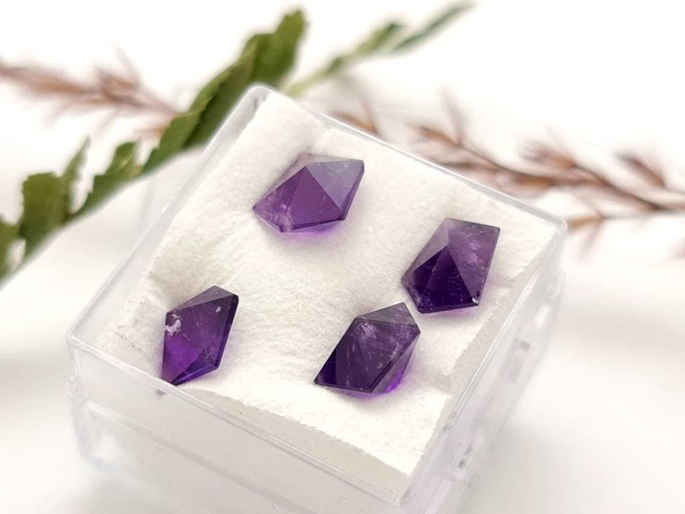Echte facettierte Amethyst Spitzen, Lot, unregelmäßig , violett lila 4 Stück 5,69ct (Nr.879)