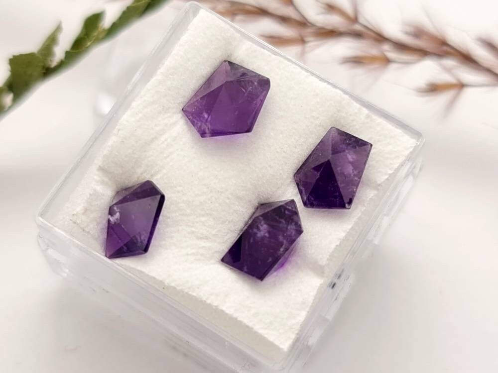 Echte facettierte Amethyst Spitzen, Lot, unregelmäßig , violett lila 4 Stück 5,69ct (Nr.879)