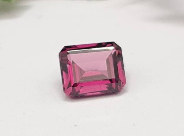 Rechteckiger rosa Turmalin, Rubellit, Oktagon facettiert 7,4x6mm 1,86ct (Nr.290)