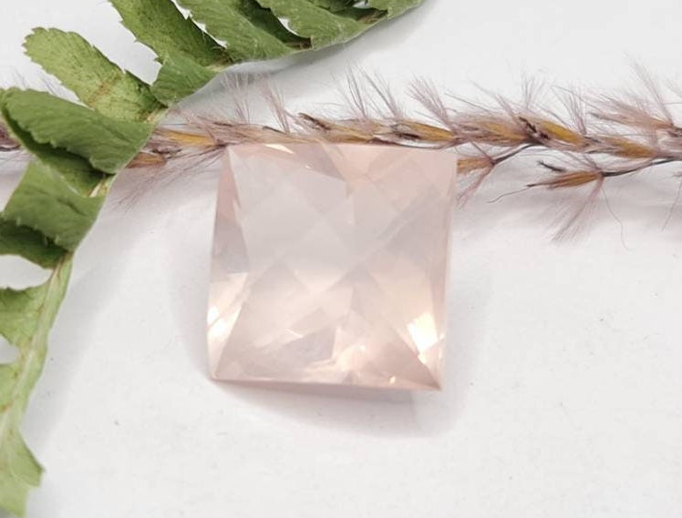 Facettierter Rosenquarz in rosa, quadratisch mit Checkerboardschliff 15x15mm 15,94ct (Nr.256)