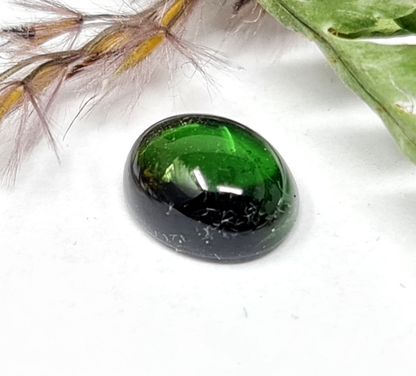 Nr.174 Schönes oval Turmalin Cabochon in grün mit 9,7x7,7mm 3,02ct