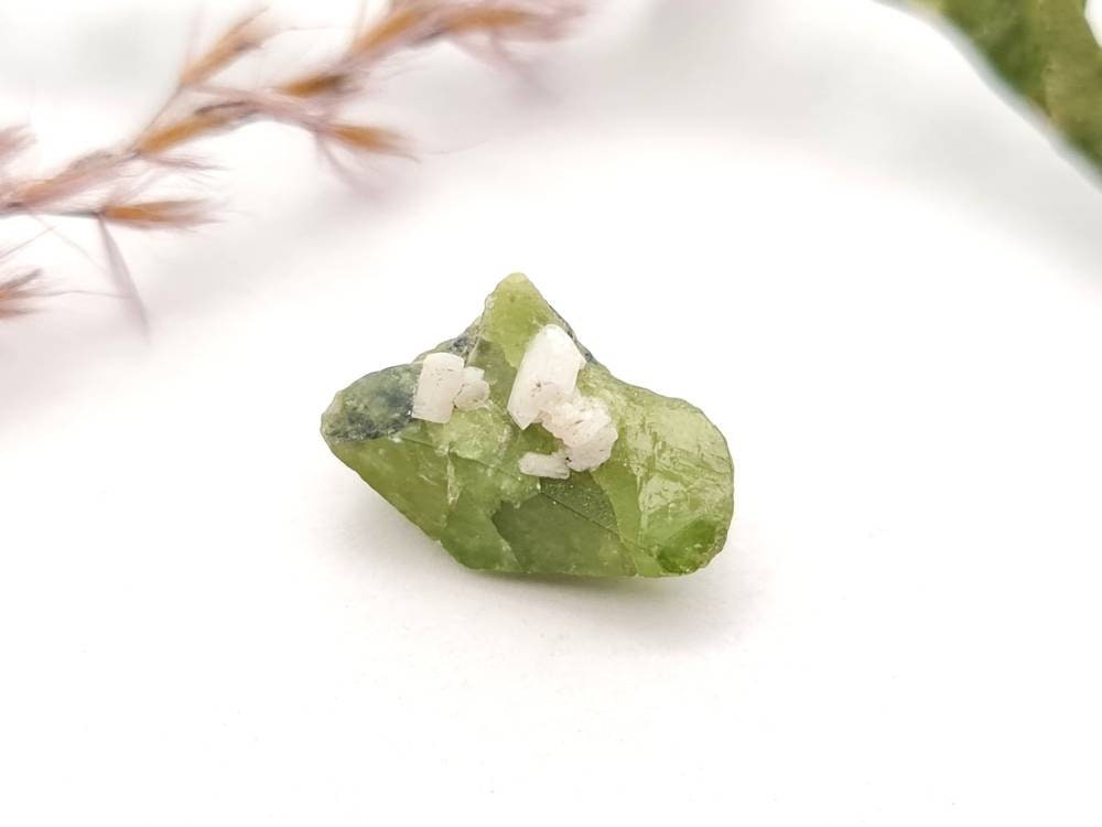 Echter Sphen /Titanit grün Rohstein Stufe Micromount Tormiqtal, Haramosh Mountains, Pakistan 16,4x11,2mm 7,95ct (Nr.1038)