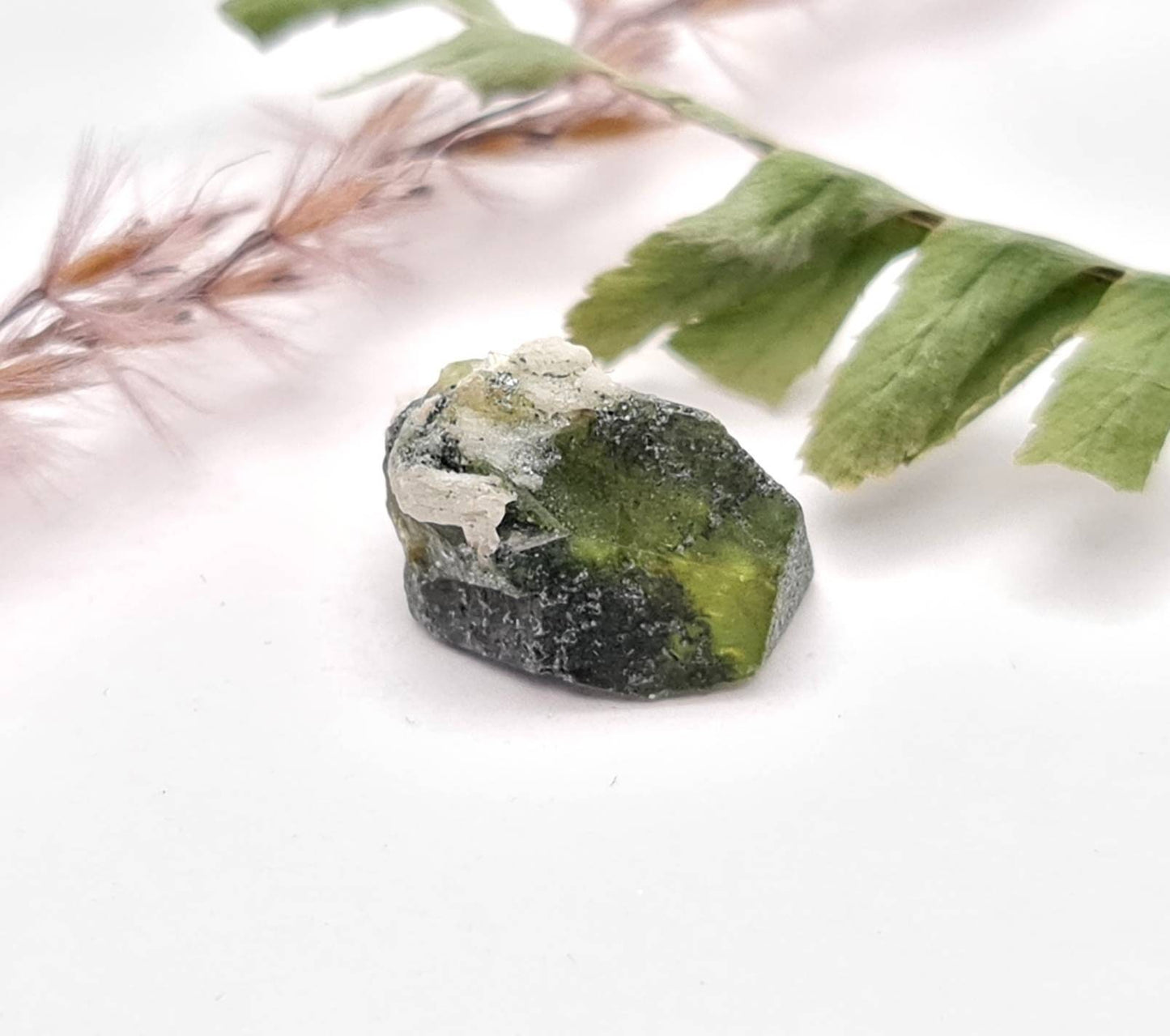 Echter Sphen/Titanit Rohstein Micromount aus dem Tormiqtal, Haramosh Mountains, Pakistan Stufe 13,2x9,1mm 6,33ct (Nr. 1045)