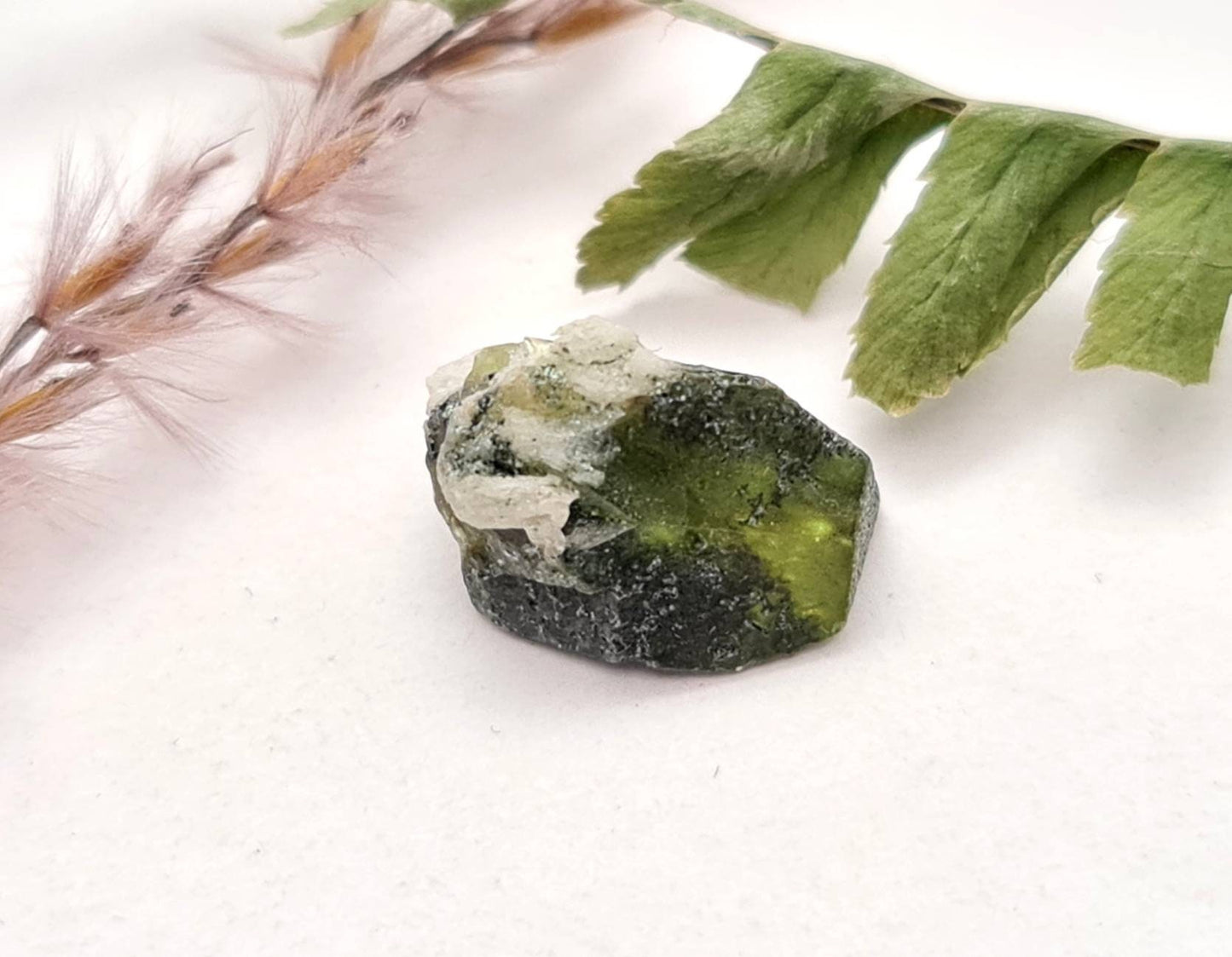 Echter Sphen/Titanit Rohstein Micromount aus dem Tormiqtal, Haramosh Mountains, Pakistan Stufe 13,2x9,1mm 6,33ct (Nr. 1045)