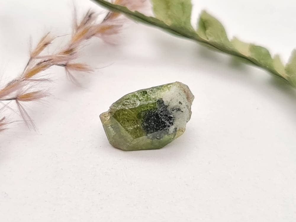 Echter Sphen/Titanit Rohstein Micromount aus dem Tormiqtal, Haramosh Mountains, Pakistan Stufe 13,2x8,7mm 5,64ct (Nr.1047)