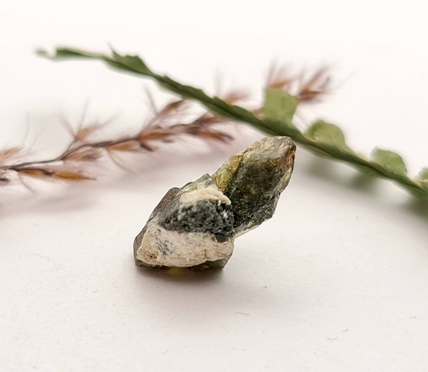 Echter Sphen/Titanit Rohstein Micromount aus dem Tormiqtal, Haramosh Mountains, Pakistan Stufe 18,5x16,9mm 11,46ct (Nr.1050)