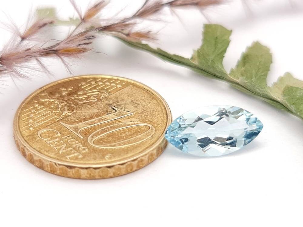 Echter facettierter Aquamarine navette blau 12x6,6mm 1,22ct (Nr.1077)