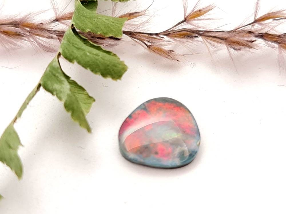 Echter australischer Opal, Black Opal, brilliantes rot-orange! 11,3x10,6mm 2,04ct (Nr.682)