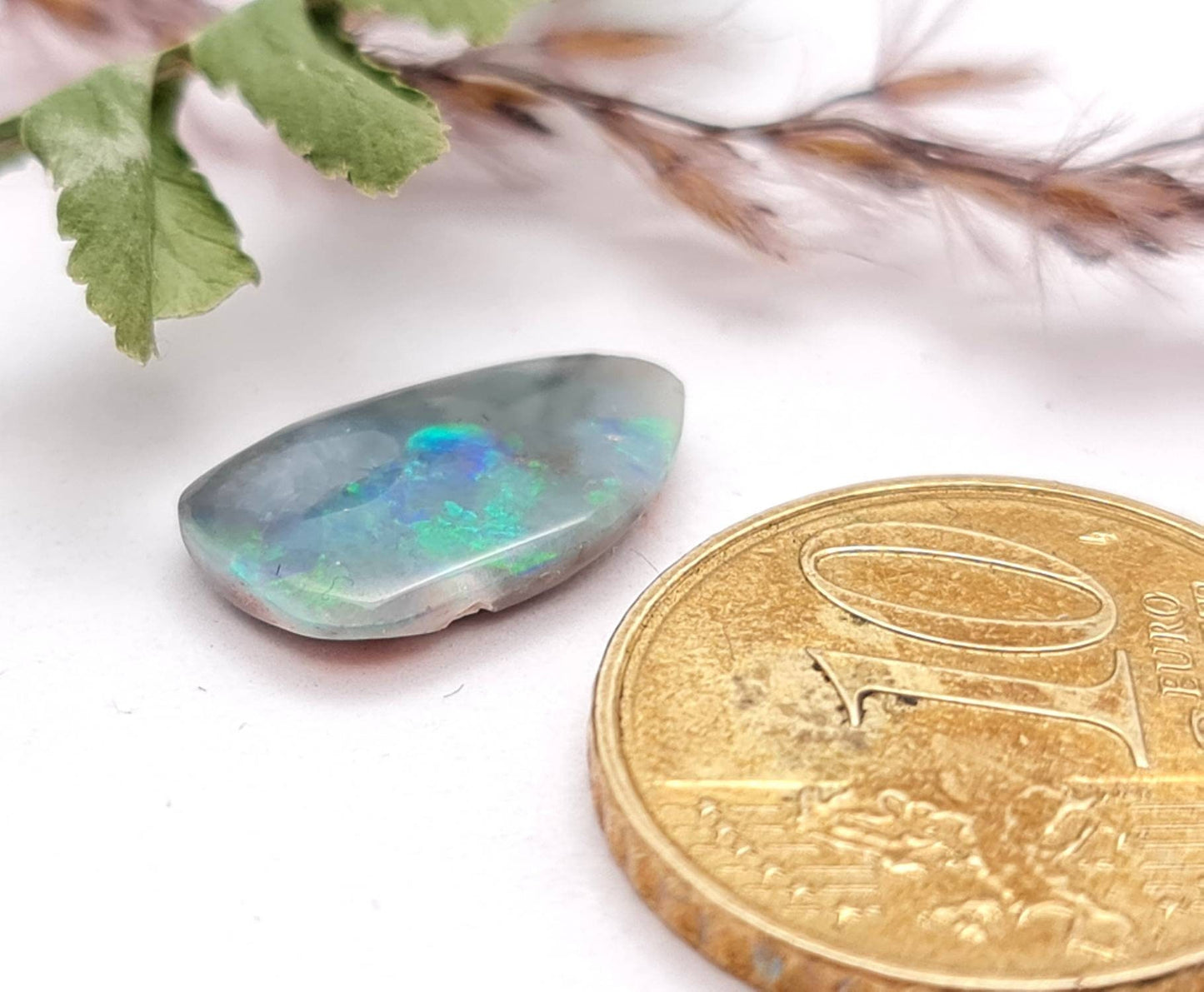 Echter australischer Opal aus Lightning Ridge, grün Cabochon 14,4x8,6mm 1,98ct (Nr.683)
