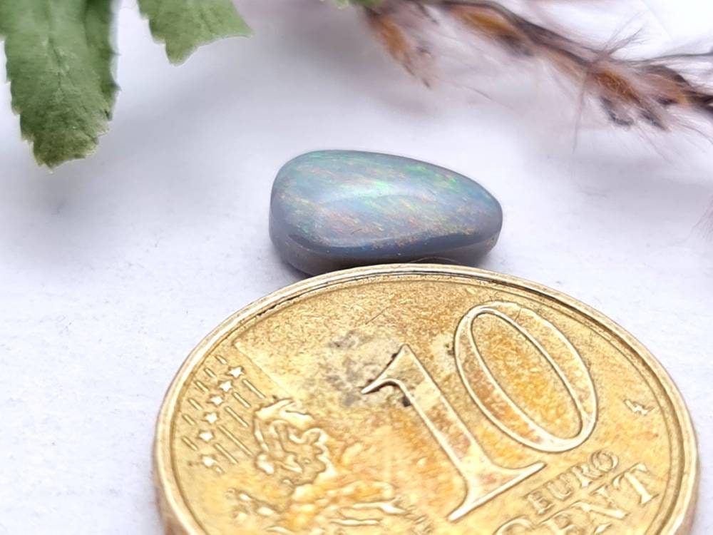 Echter australischer Opal aus Lightning Ridge multicolor auf grau 9,3x6,2mm 1,15ct (Nr.686)