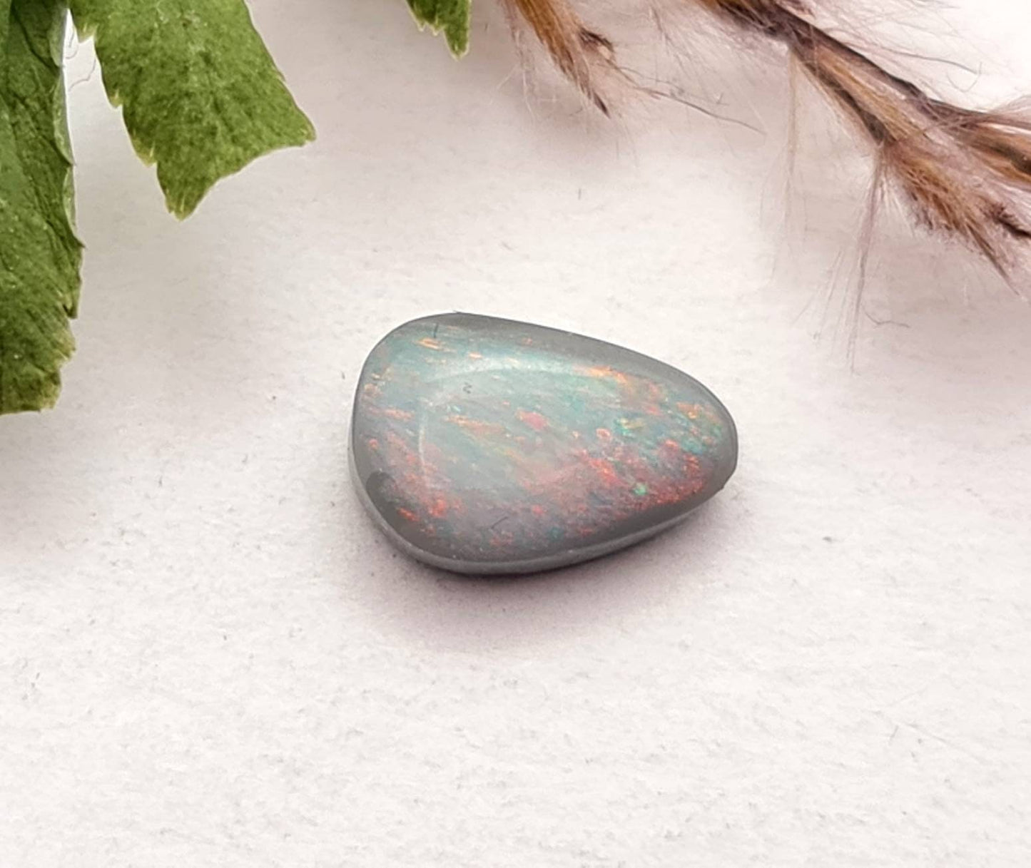 Echter australischer Opal aus Lightning Ridge multicolor auf grau 9,3x6,2mm 1,15ct (Nr.686)