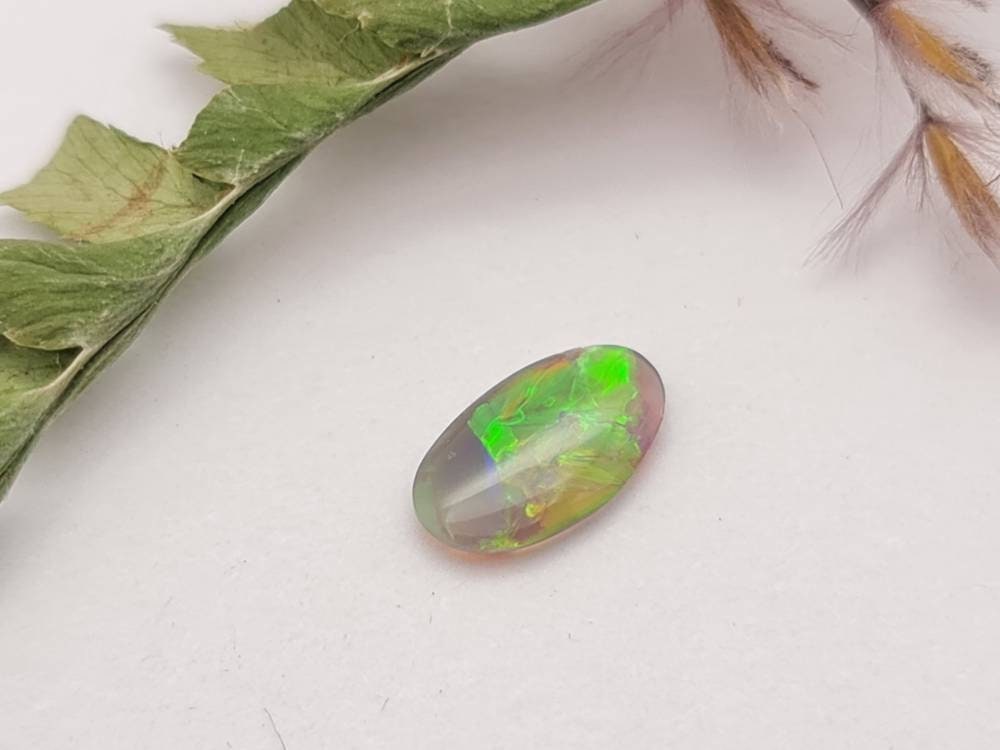 Echter australischer Opal aus Lightning Ridge, mit sehr brilliantem grünem Farbspiel! 8,6x5mm 0,37ct (Nr.687)