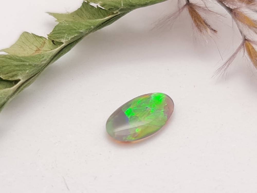 Echter australischer Opal aus Lightning Ridge, mit sehr brilliantem grünem Farbspiel! 8,6x5mm 0,37ct (Nr.687)