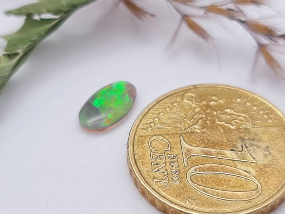 Echter australischer Opal aus Lightning Ridge, mit sehr brilliantem grünem Farbspiel! 8,6x5mm 0,37ct (Nr.687)