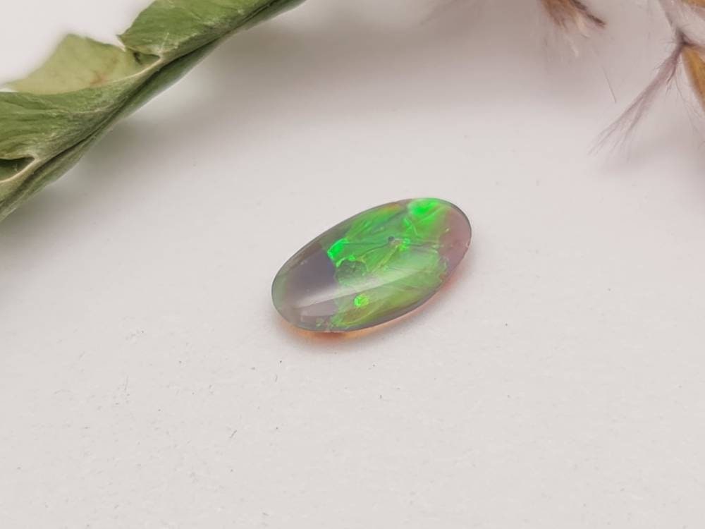 Echter australischer Opal aus Lightning Ridge, mit sehr brilliantem grünem Farbspiel! 8,6x5mm 0,37ct (Nr.687)