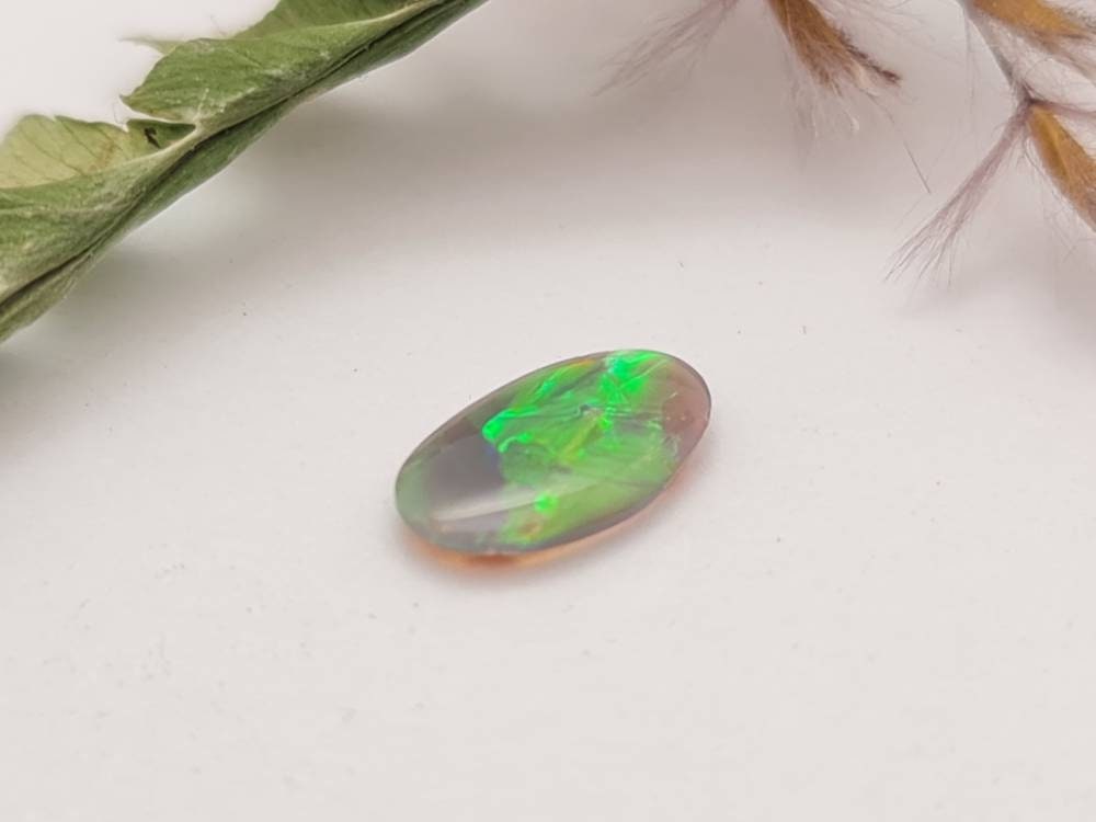 Echter australischer Opal aus Lightning Ridge, mit sehr brilliantem grünem Farbspiel! 8,6x5mm 0,37ct (Nr.687)