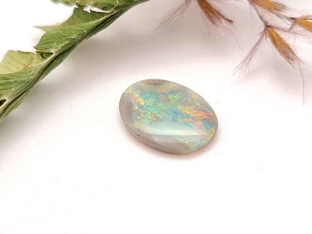 Echter australischer Opal aus Lightning Ridge, multicolor Cabochon 10,1x7,6mm 0,84ct (Nr.688)