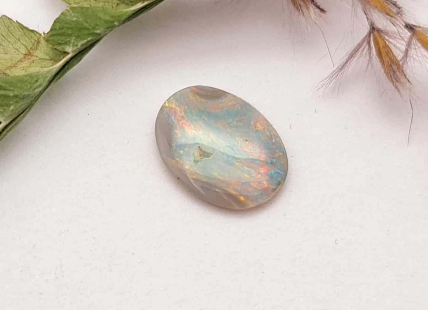 Echter australischer Opal aus Lightning Ridge, multicolor Cabochon 10,1x7,6mm 0,84ct (Nr.688)