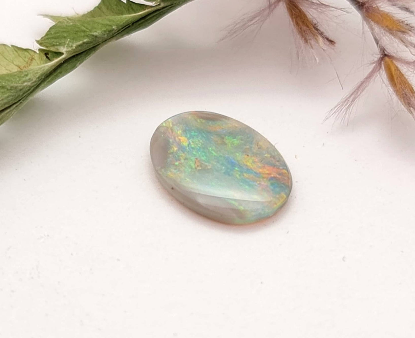 Echter australischer Opal aus Lightning Ridge, multicolor Cabochon 10,1x7,6mm 0,84ct (Nr.688)
