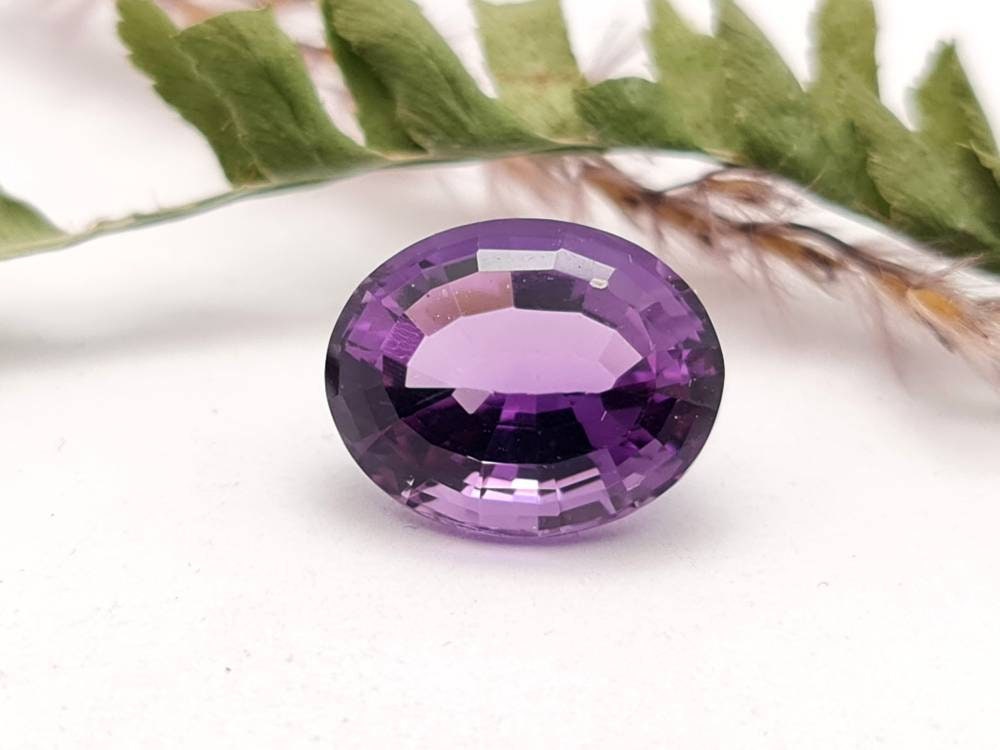 Echter violetter Amethyst, oval facettiert 15x12mm 8,76ct (Nr.692)