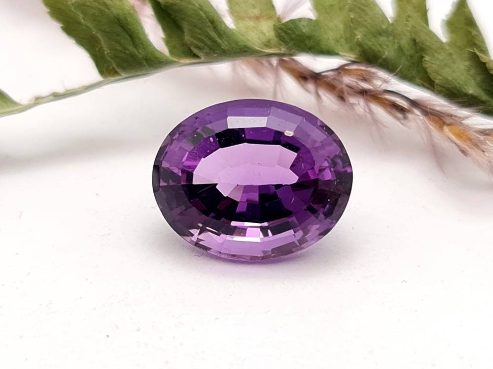 Echter violetter Amethyst, oval facettiert 15x12mm 8,76ct (Nr.692)