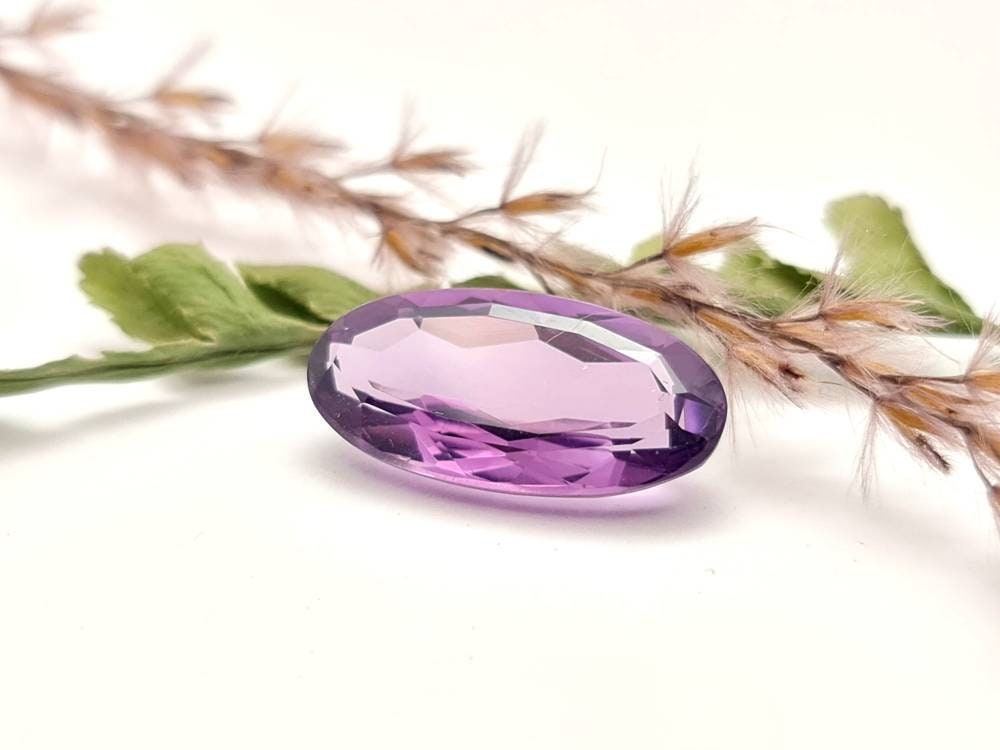 Echter facettierter Amethyst oval lila violett 20,1x10,1mm 8,78ct (Nr.726)