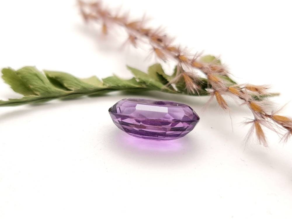Echter ovaler Amethyst facettiert lila violett 15,7x11,1 mm 7,69ct (Nr.730)