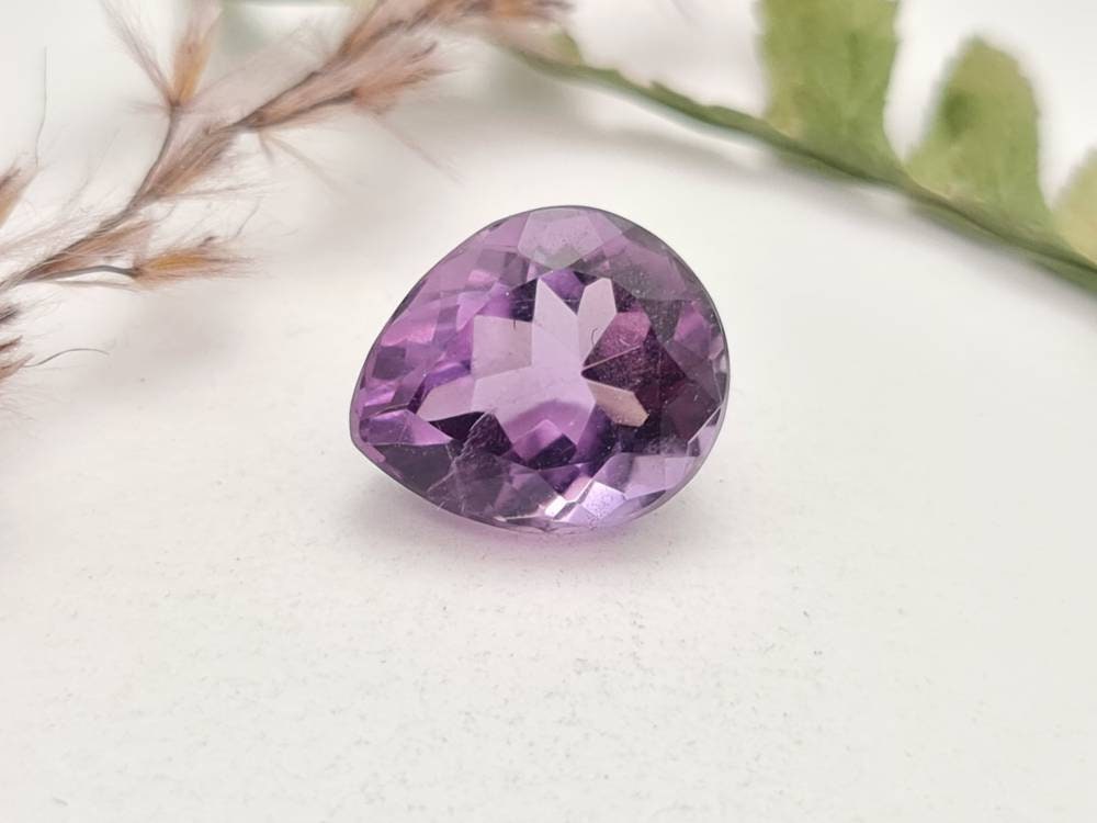 Facettierter echter Amethyst Tropfen violett lila 13,1x11,1mm 5,97ct (Nr.762)