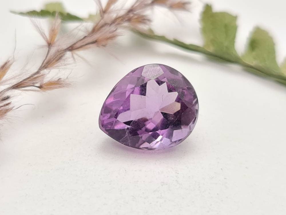 Facettierter echter Amethyst Tropfen violett lila 13,1x11,1mm 5,97ct (Nr.762)