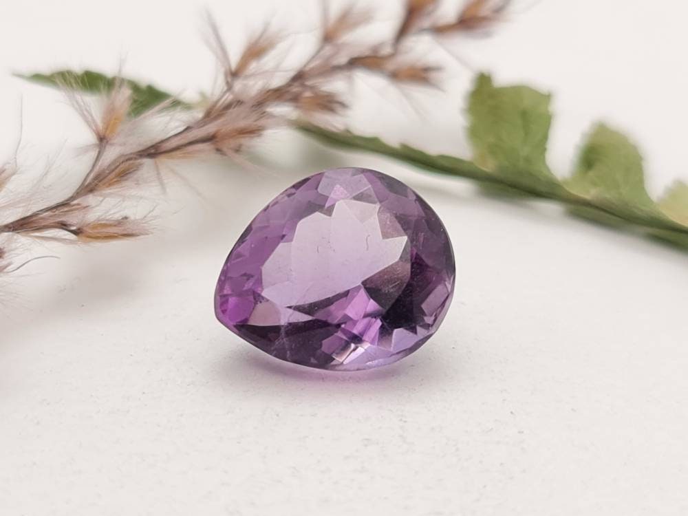 Facettierter echter Amethyst Tropfen violett lila 13,1x11,1mm 5,97ct (Nr.762)
