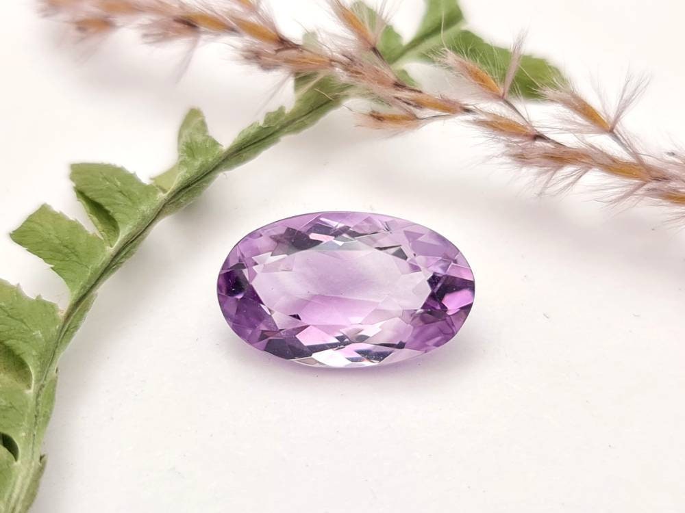 Echter facettierter Amethyst oval, violett lila 17,7x10,7mm 8,18ct (Nr.836)