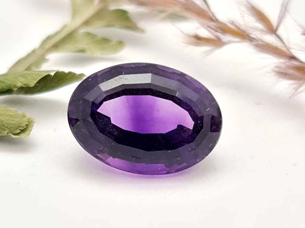 Echter facettierter Amethyst oval, violett lila 16,1x11,7mm 10,6ct (Nr.871)