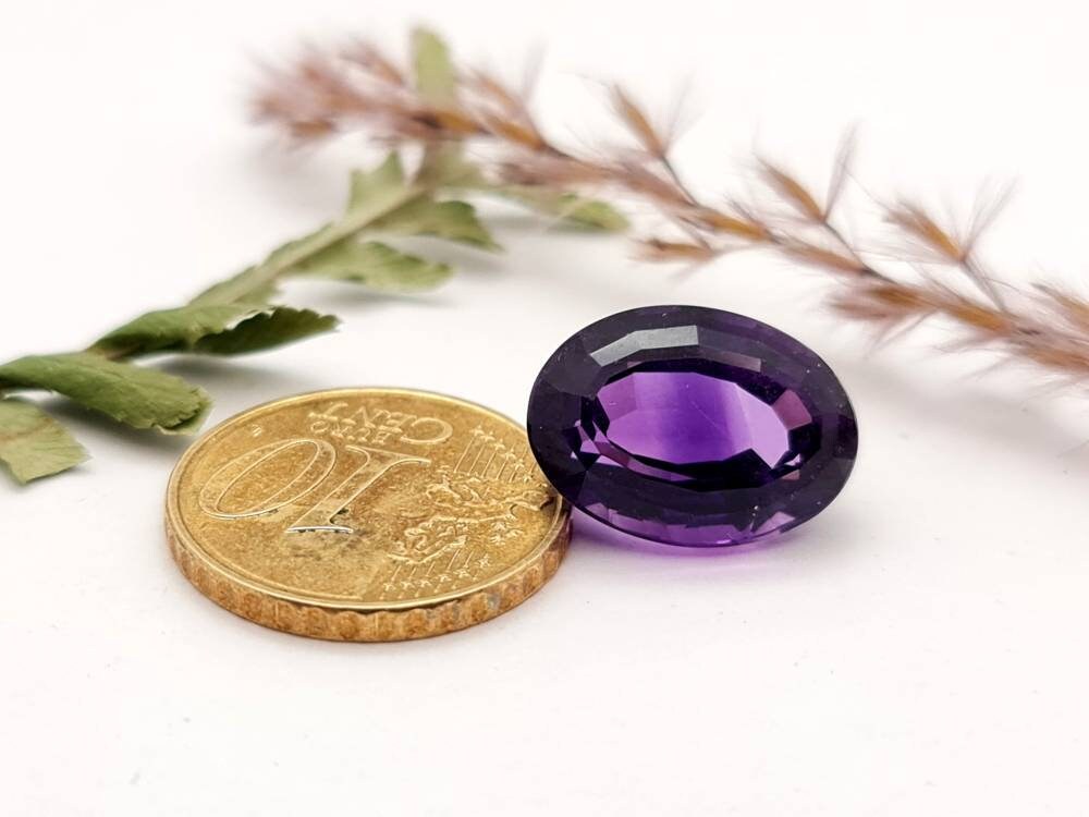Echter facettierter Amethyst oval, violett lila 16,1x11,7mm 10,6ct (Nr.871)