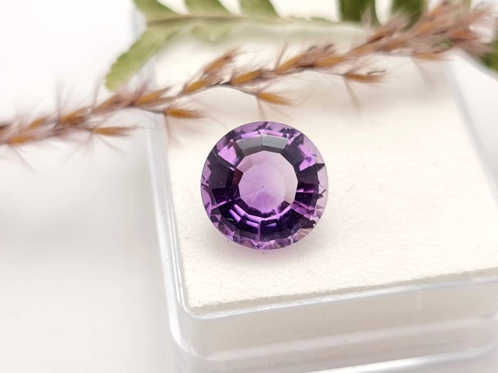 Echter violetter Amethyst rund facettiert lila 13mm 7,9ct (Nr.1009)