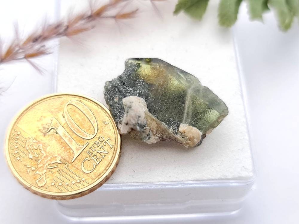 Echter Sphen /Titanit grün braun Rohstein Stufe Micromount Tormiqtal, Haramosh Mountains, Pakistan 19,3x12,8mm 15ct (Nr.1037)