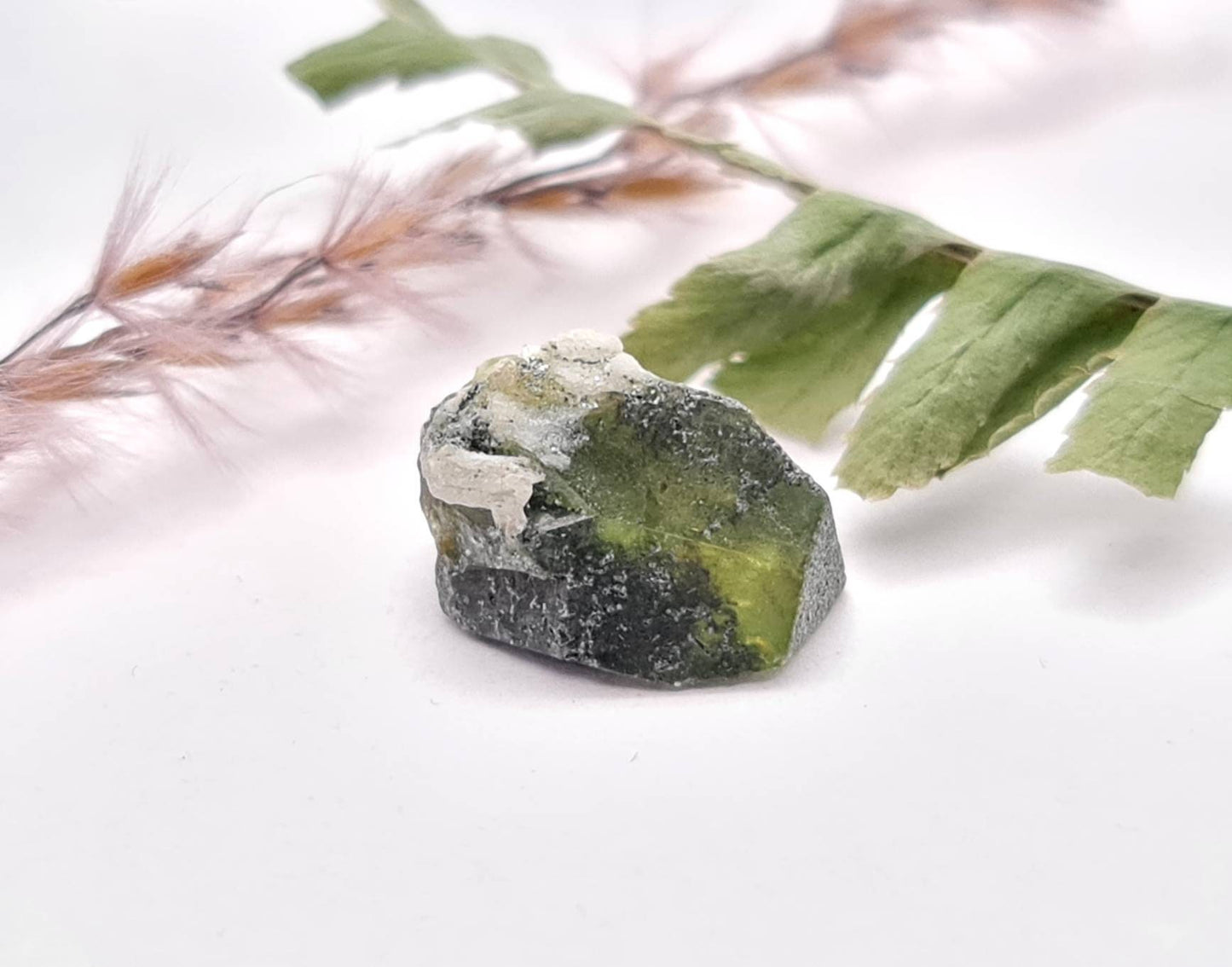 Echter Sphen/Titanit Rohstein Micromount aus dem Tormiqtal, Haramosh Mountains, Pakistan Stufe 13,2x9,1mm 6,33ct (Nr. 1045)