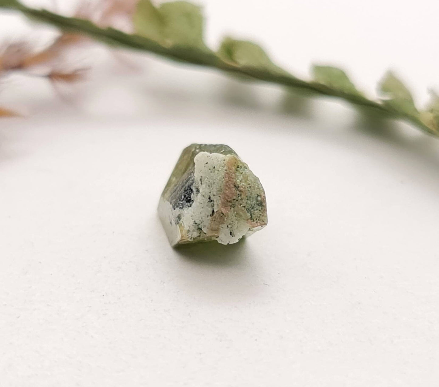 Echter Sphen/Titanit Rohstein Micromount aus dem Tormiqtal, Haramosh Mountains, Pakistan Stufe 13,2x8,7mm 5,64ct (Nr.1047)