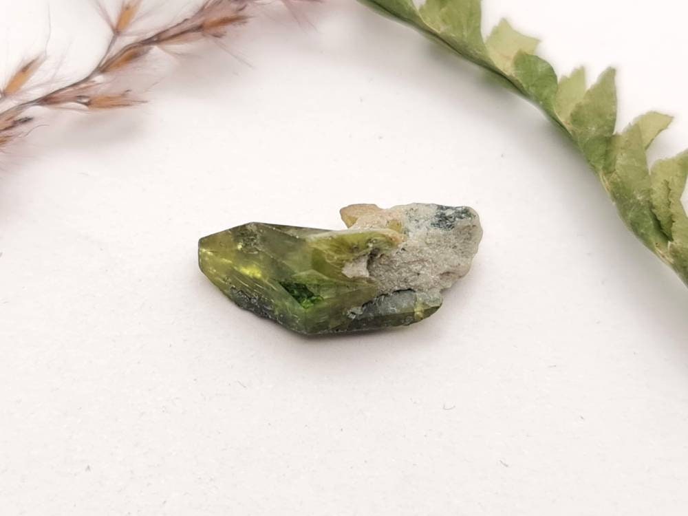 Echter Sphen/Titanit Rohstein Micromount aus dem Tormiqtal, Haramosh Mountains, Pakistan Stufe 21x8,4mm 9,3ct (Nr.1051)