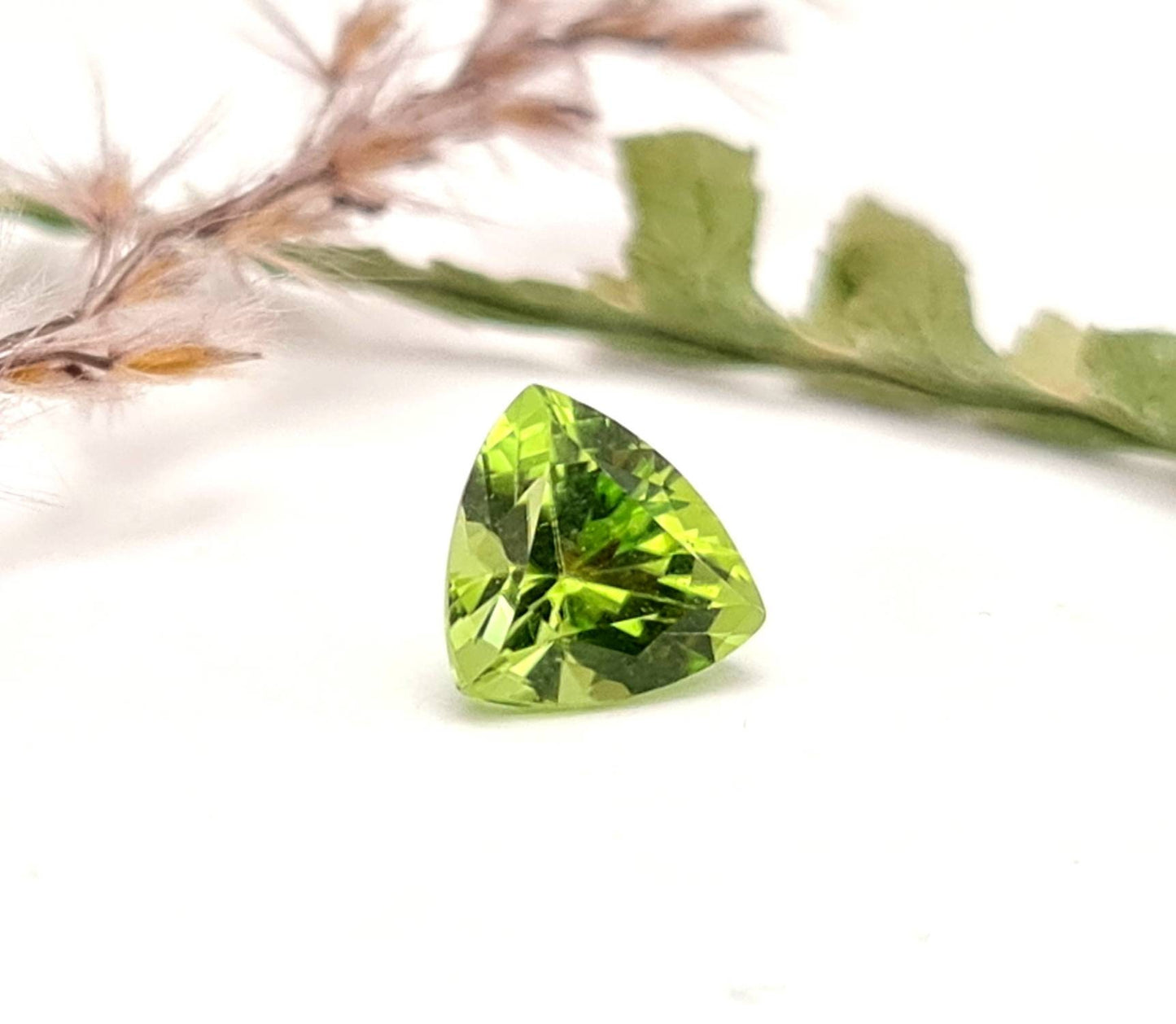 Echter grüner Peridot facettiert Trilliant Dreieck 8mm (Nr.1058)